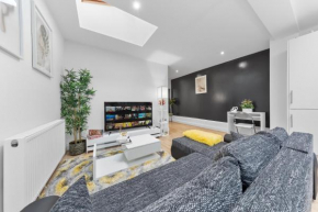 Stunning 2-Bed Flat in London, Zone 2, with Garden and Parking